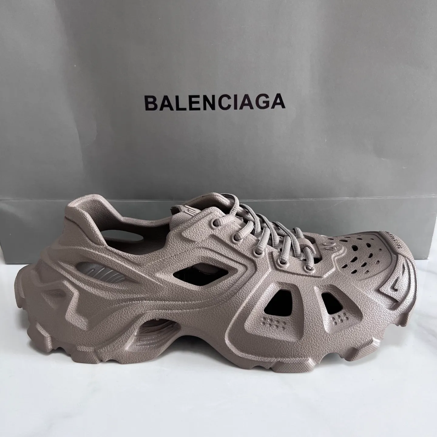 👟👟Ex-factory price 380👟👟 Balenciaga must-have beach shoes for summer: Men's and women's shoes are made of ultra-light 95% (injection molding) EVA plastic, 5% foam plastic foam cushioning material #Ultra-lightweight one-piece foam shoe mold ❗ New summer product, French high-end luxury brand - Balenciaga BALENCIAGA 3XL Rubber Low Top Sneakers 3XL version series summer beach wading versatile trendy lace-up casual sports hole sandals. Size: 35-46